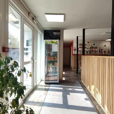 法斯特酒店 2* 拉瓦勒